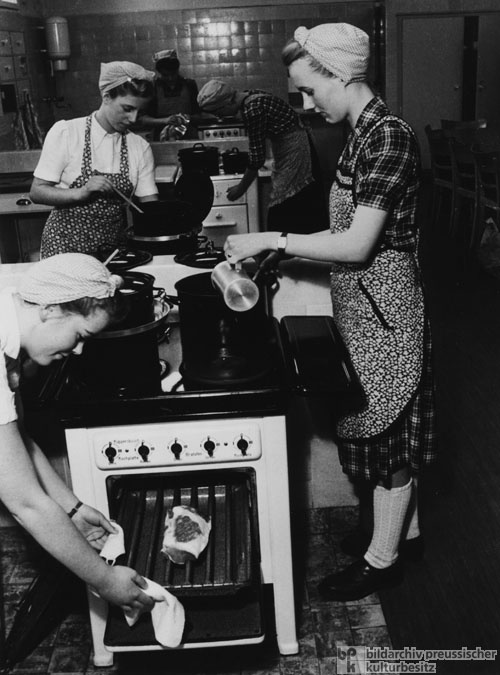Angehende Hausfrauen bei einem Kochlehrgang der Hamburger Elektrizitätswerke (1951)